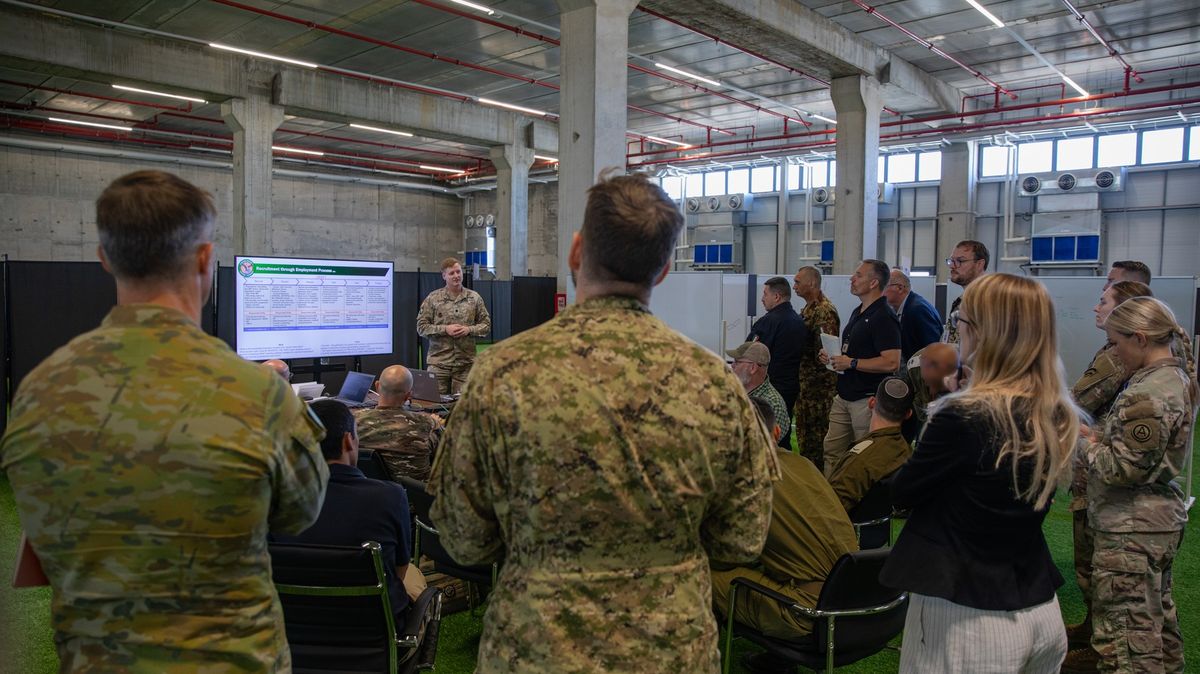 Izraelci sledují americké síly nasazené na základně na jihu země. Jejich velitel se proti nahrávání ohradil